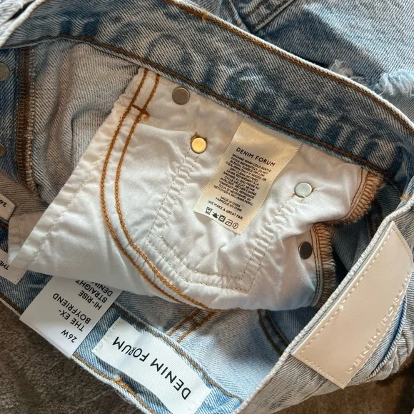 ✨NWT ✨ Denim Forum | The Ex Boyfriend Hi-Rise Jean Short | 26 | Light Blue - Picture 3 of 3